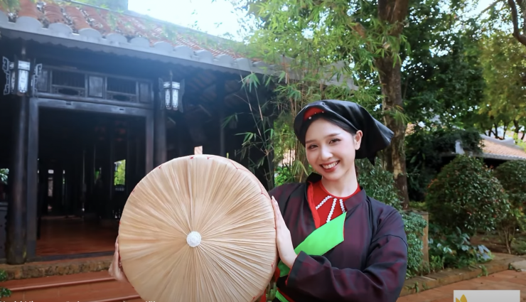 Ngô Thị Hiền trong trang phục quan họ Bắc Ninh.