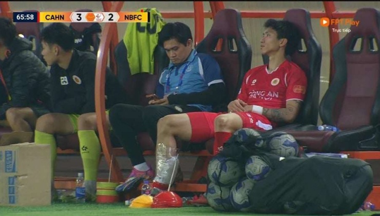 Chấn thương của&nbsp;Đoàn Văn Hậu không quá nghiêm trọng. Ảnh chụp màn hình.