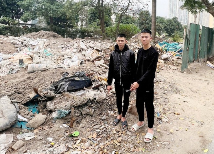 Đào Trung Hiến và Bùi Như Thành được dẫn giải đến địa điểm cất giấu ma túy