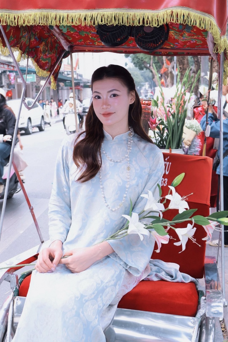 Vi Thị Yến Nhi trong tà áo dài