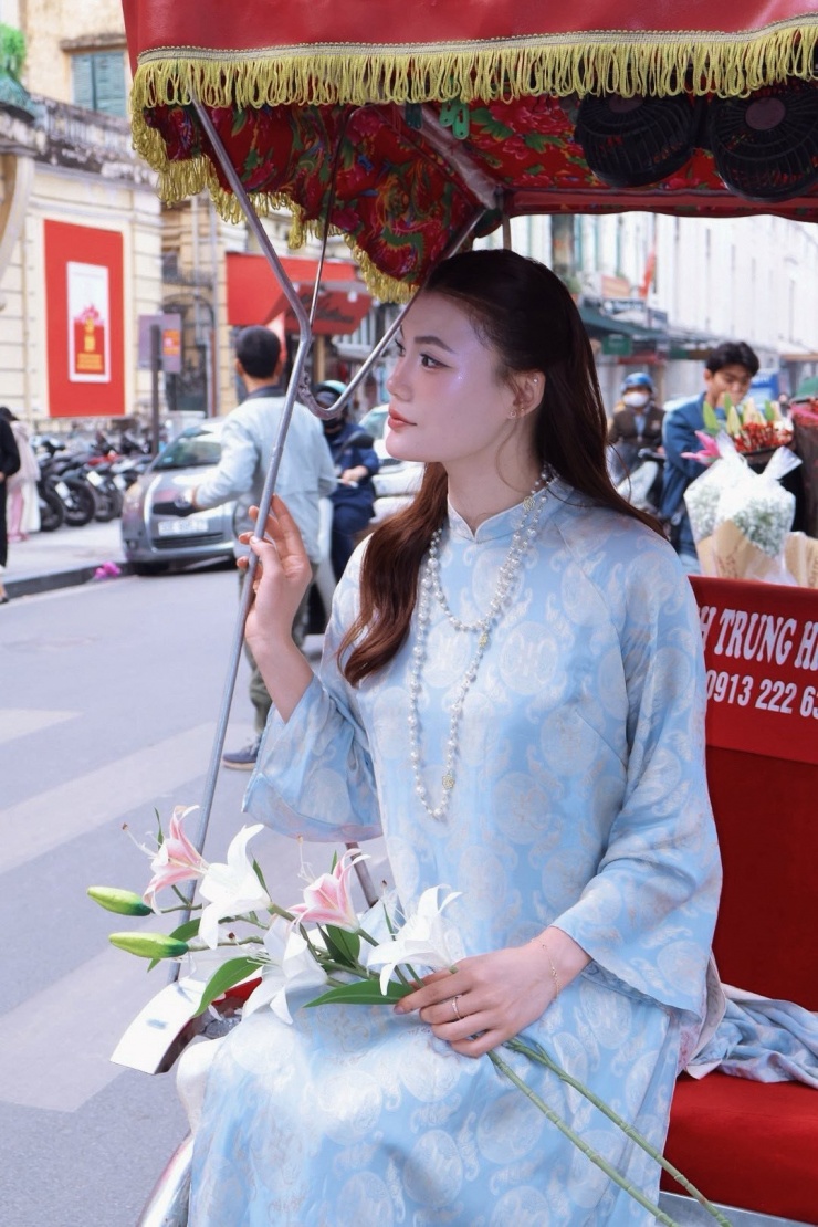 Cô nàng diện áo dài ngắm phố phường Hà Nội trong những ngày cận Tết Bính Ngọ.