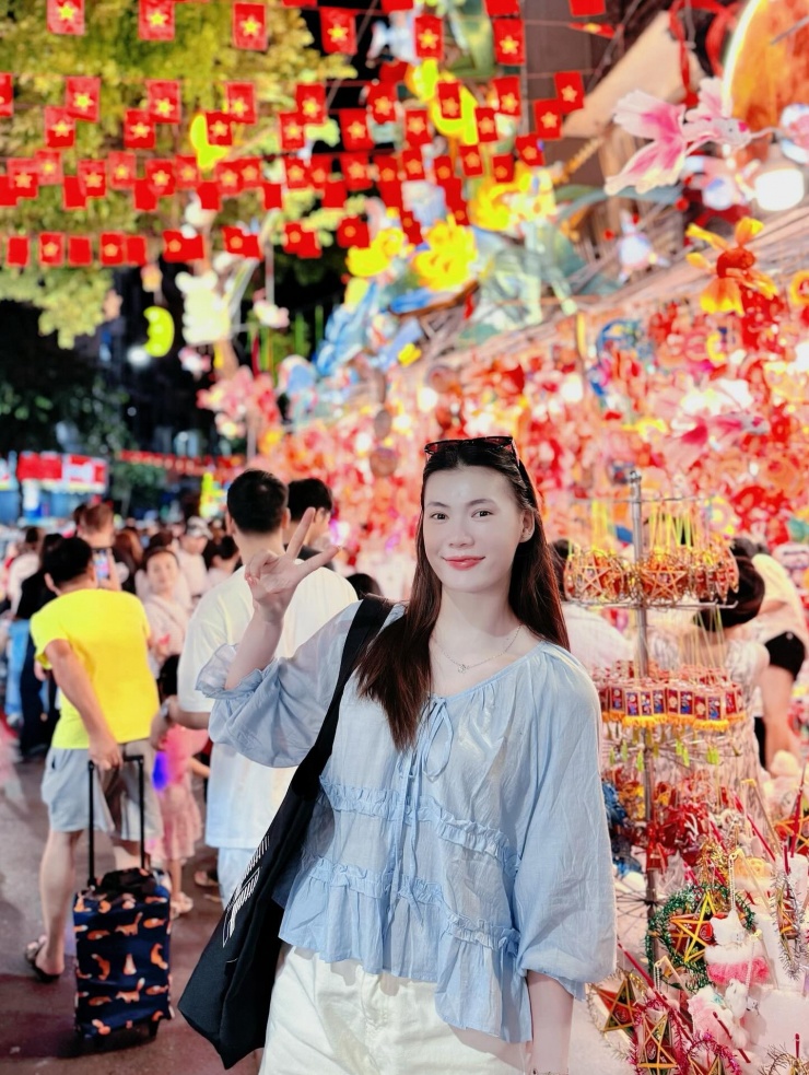 Vi Thị Yến Nhi sinh năm 2003, bén duyên với bóng chuyền năm 15 tuổi. Ít người biết, cô từng theo đuổi điền kinh và giành HCB trong cuộc thi chạy tại Hội khỏe Phù Đổng tỉnh Lạng Sơn.