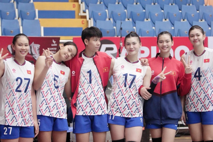 Yến Nhi cùng dàn VĐV trẻ tài năng của bóng chuyền nữ Việt Nam.