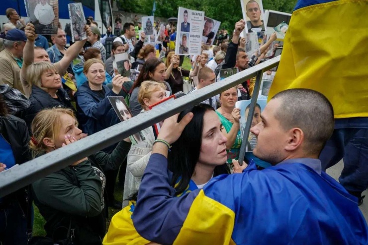 Một binh sĩ Ukraine, được trả tự do từ Nga trong giai đoạn thứ hai của cuộc trao đổi tù binh "1000 đổi 1000", ôm người yêu của mình tại tỉnh Chernihiv, Ukraine vào ngày 24 tháng 5 năm 2025. Ảnh Getty