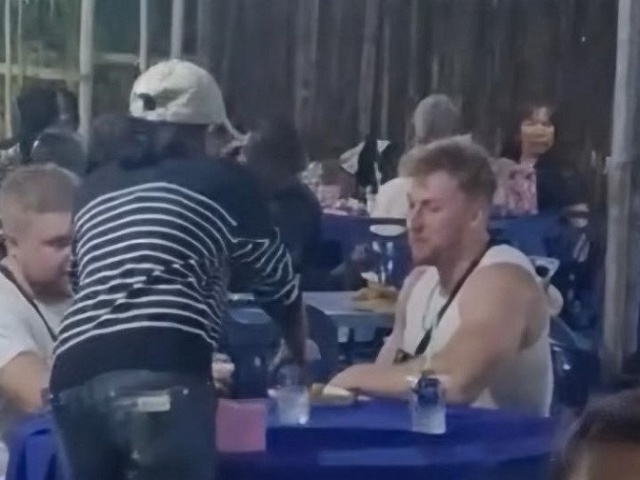 Đi qua đám tang, khách Tây tưởng nhà hàng liền vào gọi đồ và cái kết