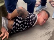 Tên cướp ngân hàng ném tiền vào xe rác khi tháo chạy