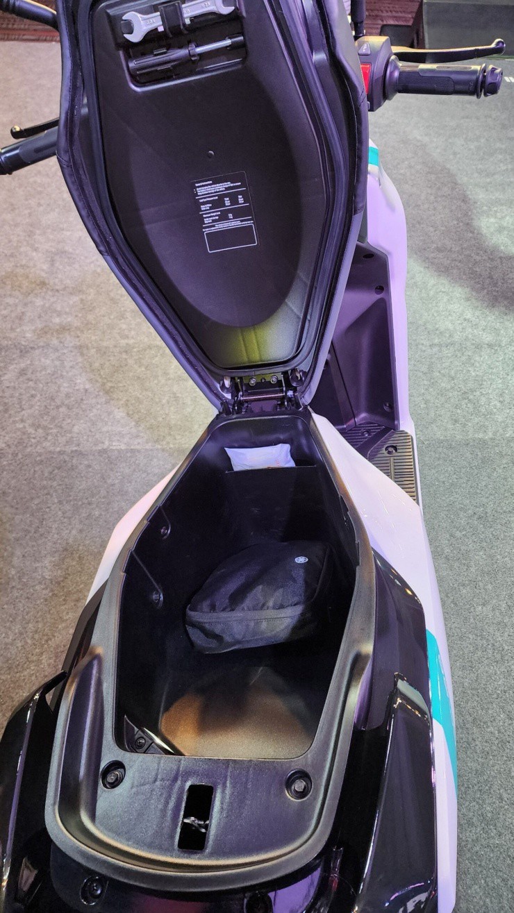 Cận cảnh xe máy điện mới của Yamaha - 4