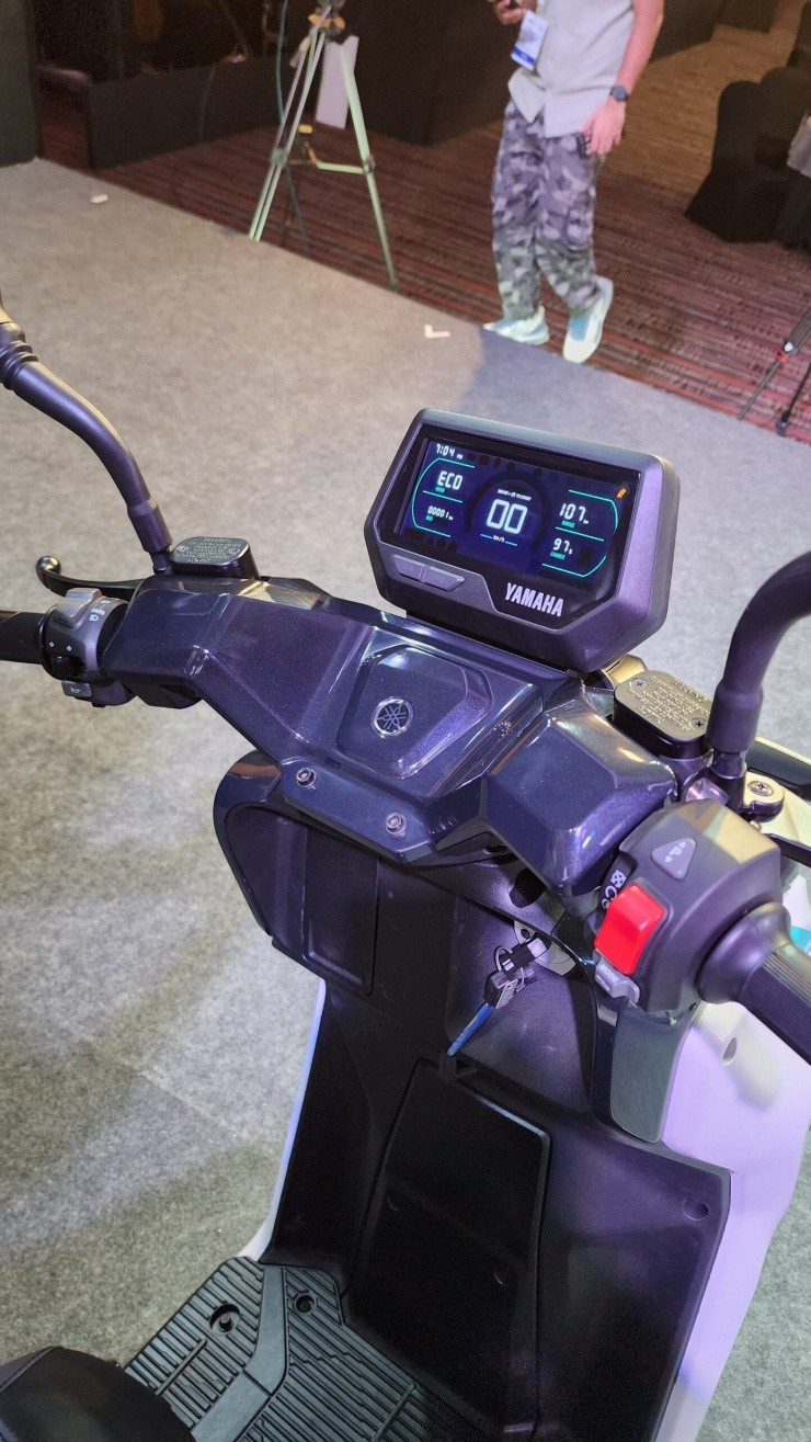 Cận cảnh xe máy điện mới của Yamaha - 5