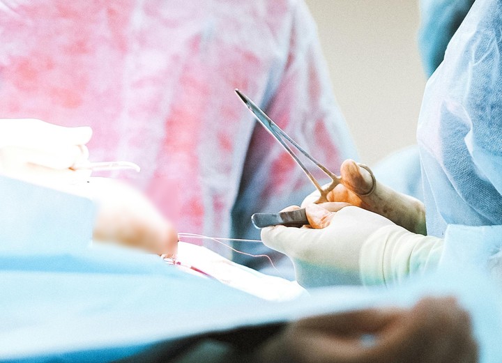 Y học hiện đại khẳng định dao kéo giữ vai trò then chốt ở nhiều giai đoạn điều trị. (Ảnh minh hoạ: Pexels)