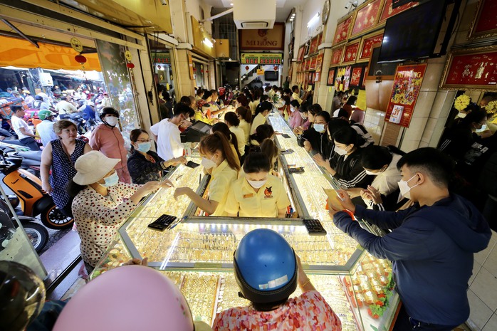 Nhu cầu mua vàng của người dân vẫn đông dù giá biến động mạnh