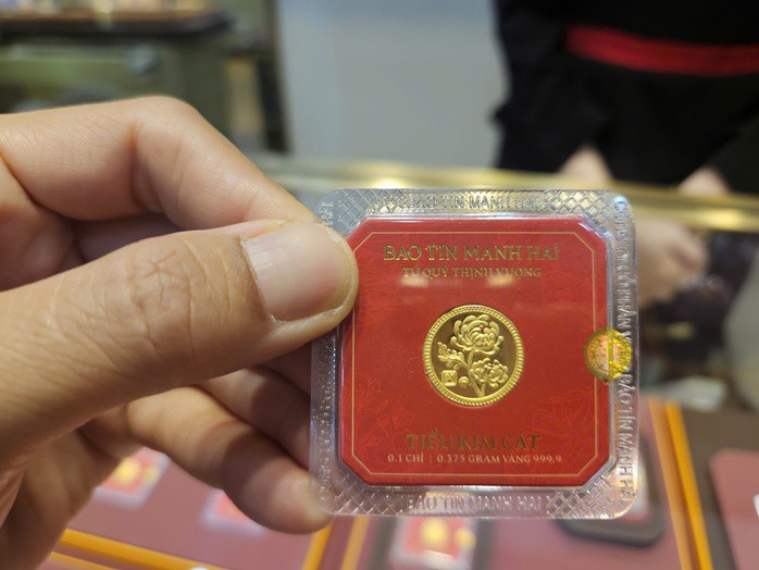 Miếng vàng 24K 0,1 chỉ được giới trẻ và nhiều người mua để dành, tích lũy với giá hiện tại là 1,8 triệu đồng