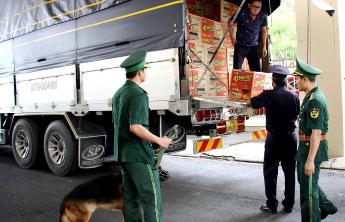 Lực lượng chức năng kiểm tra hàng hóa xuất nhập khẩu ở cửa khẩu quốc tế Tịnh Biên, tỉnh An Giang Ảnh: HOA NẮNG