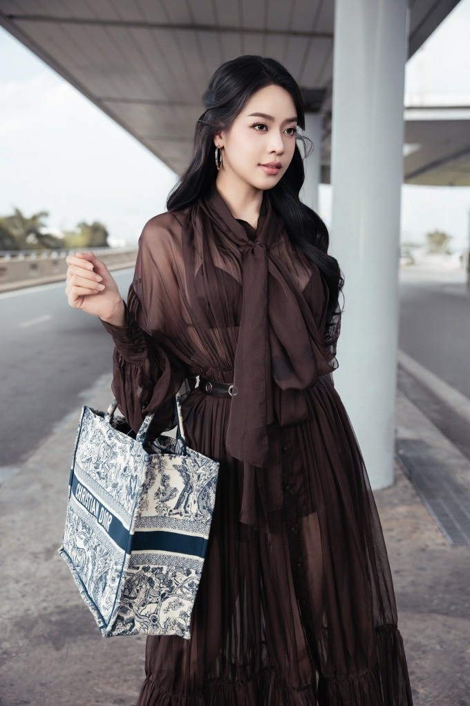 Tháng 5/2025, Thanh Thủy tới sân bay Tân Sơn Nhất, sang Indonesia làm việc. Cô lăng xê mốt khoe nội y khi mặc đầm maxi làm bằng voan mỏng, xách túi Dior.