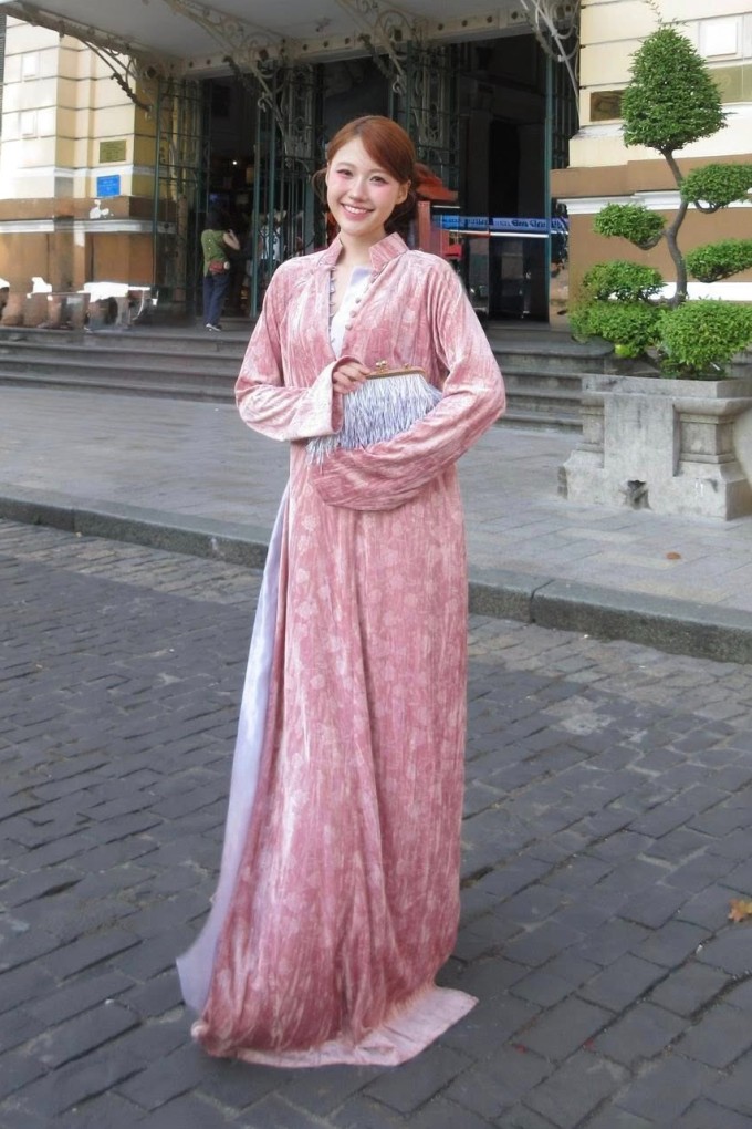 Diễn viên Uyển Ân hưởng ứng mốt áo mở bung khuy xuống phố chụp ảnh Tết hôm 3/2.