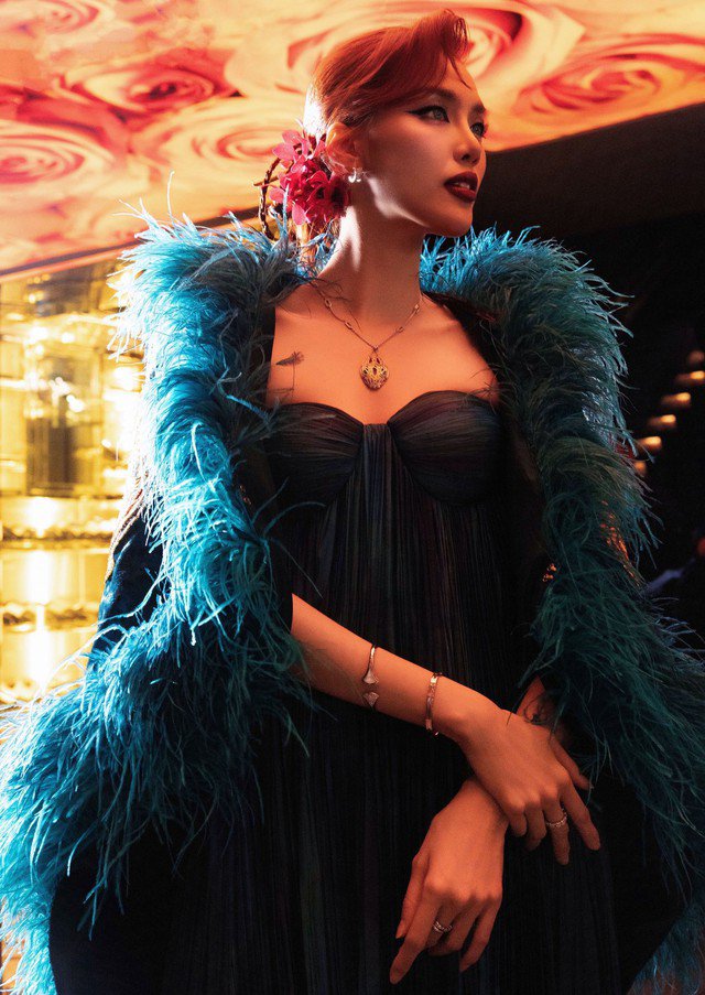 Đây không phải là lần đầu người đẹp xuất hiện lộng lẫy với phụ kiện đắt đỏ, trước đó ở nhiều bữa tiệc hào môn, người đẹp tuổi Dậu đã khoác lên mình những bộ cánh mix cùng trang sức phụ kiện có giá cả tỷ đồng.