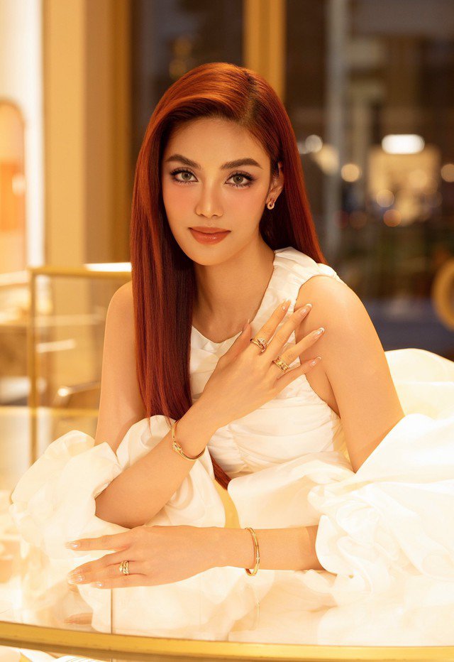 Mỗi lần cô xuất hiện đều khiến khán giả lóa mắt vì những phụ kiện đắt đỏ cùng thần thái sang chảnh.