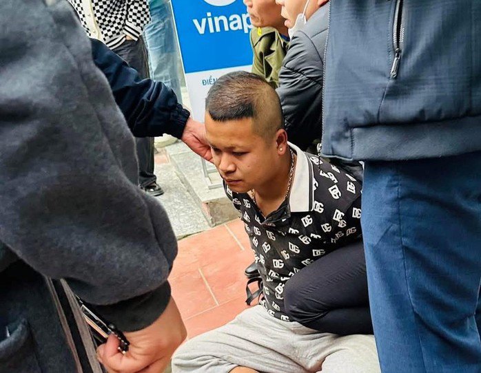 Nguyễn Thành Luân bị không chế, bắt giữ sau khi xông vào ngân hàng cướp tiền. Ảnh: MXH