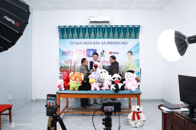 Anh Nguyễn Văn Khang, 57 tuổi (bên phải) ở làng Xuân La, xã Phượng Dực, Hà Nội trong buổi tập huấn livestream tại trung tâm xã, sáng 23/1. Ảnh: Nga Thanh