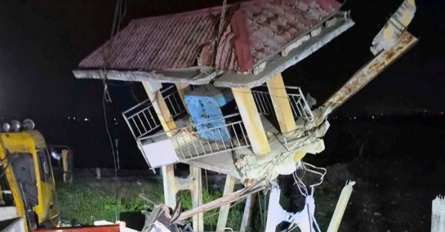 Học viên lái xe đâm xuống cống, thầy giáo ở Nin...