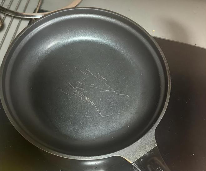 Chảo chống dính là một trong những dụng cụ nấu nướng được sử dụng phổ biến nhờ ưu điểm không bám dính, dễ vệ sinh. Tuy nhiên, cần hiểu rằng dù đắt tiền đến đâu, chảo chống dính cũng có tuổi thọ nhất định, không thể dùng mãi.