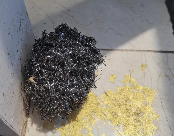 Nhiều gia đình có thói quen sử dụng một chiếc khăn lau cho nhiều mục đích khác nhau, từ lau bàn, lau bếp cho đến vệ sinh bát đĩa. Việc dùng khăn lau "đa năng" trong thời gian dài tiềm ẩn nhiều rủi ro về vệ sinh an toàn.