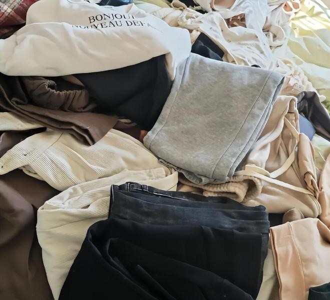 Trong quá trình tổng vệ sinh cuối năm, tủ quần áo là khu vực cần được ưu tiên sắp xếp. Đây cũng là thời điểm phù hợp để tinh giản đồ dùng, loại bỏ những bộ quần áo không còn sử dụng, đã lỗi mốt hoặc không còn phù hợp.