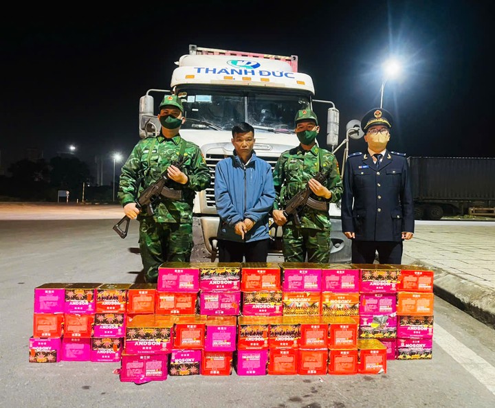 Các hành vi tàng trữ, vận chuyển, đốt pháo đều có thể bị xử phạt nặng theo quy định pháp luật.