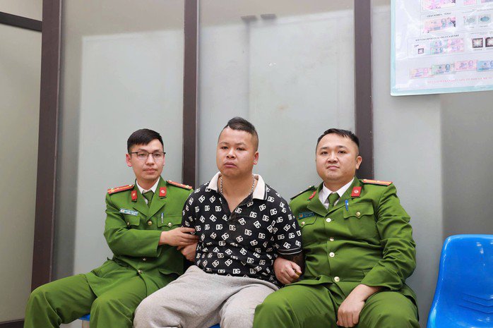 Nguyễn Thành Luận tại cơ quan công an. Ảnh: Công an cung cấp