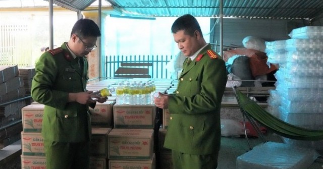 Người phụ nữ ở Nghệ An dùng axit pha với nước l...