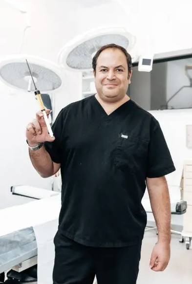 Bác sĩ Smith, người trực tiếp thực hiện các ca tiêm mỡ từ người chết cho phụ nữ ở New York. Ảnh: NY Post