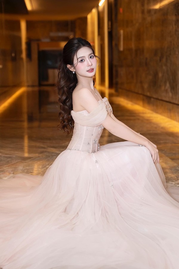 Chang Mây sau những ồn ào về đời tư đã có bài chia sẻ trên trang cá nhân. Sau khi cô đưa ra quyết định kết thúc mối tình của mình, nhiều thông tin mang tính riêng tư đã bị phát tán trên không gian mạng với nội dung sai lệch; hình ảnh và video bị cắt ghép, sử dụng lại từ thời điểm rất lâu trước đó, không phản ánh đúng bản chất sự việc.