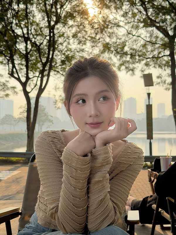 Chang Mây có tên thật là Nguyễn Quỳnh Trang, sinh năm 2001 tại Hà Nội. Cô được biết đến từ năm 2019 với danh xưng “hot girl mùa thi”, sau đó lấn sân sang lĩnh vực diễn xuất với các phim như Hương vị tình thân, Mặt nạ gương, Cách em 1 milimet và Gia đình trái dấu.