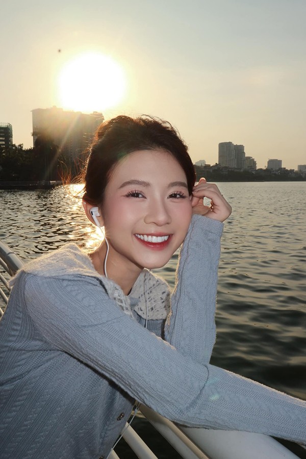 Nữ diễn viên gen Z ở đời thực có vẻ đẹp nhẹ nhàng.