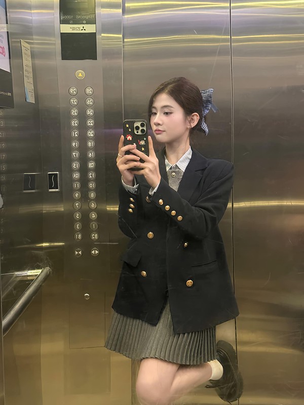 Ở tuổi 25, cô vẫn "hack tuổi" với những trang phục như nữ sinh cấp 3.