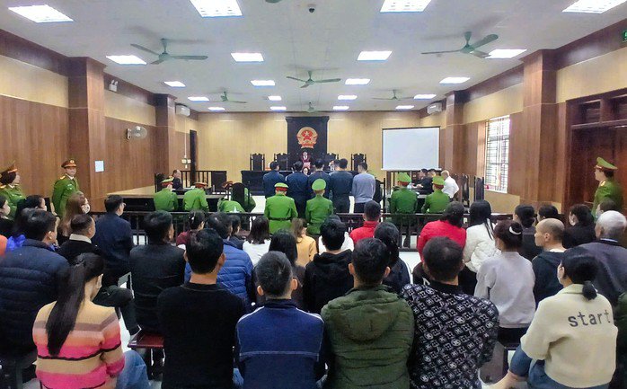 Quang cảnh phiên xét xử trùm giang hồ Mạnh "gỗ" và 9 đồng phạm trong vụ án "Đưa hối lộ"; "Môi giới hối lộ" và "Nhận hối lộ". Ảnh: Thành Nam