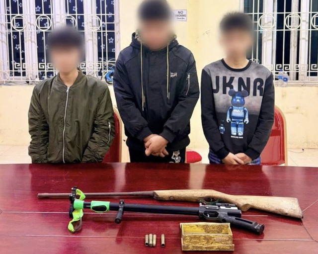 Các đối tượng cùng súng, đạn tự chế bị thu giữ. Ảnh: Công an tỉnh Phú Thọ