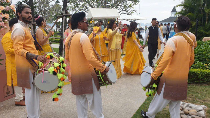 Ban nhạc được đưa từ Ấn Độ sang phục vụ đám cưới