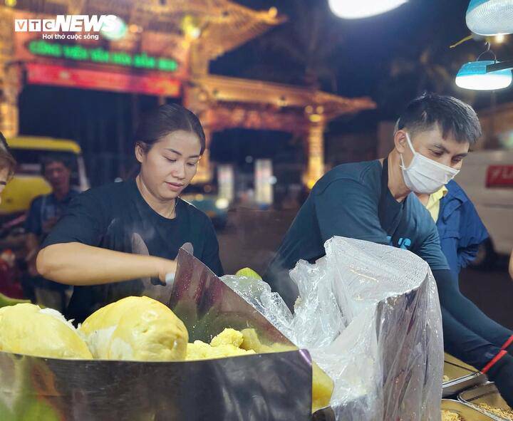 Vợ chồng chị Linh tất bật với công việc.