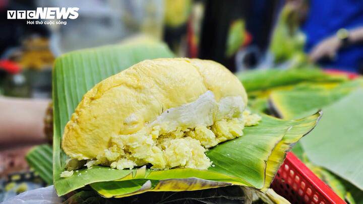 Xôi vò kết hợp với múi sầu riêng tươi được thực khách yêu thích tìm mua.