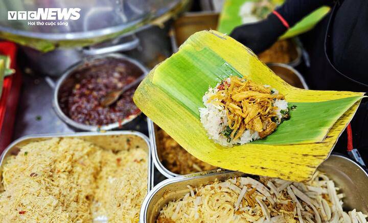 Xôi mặn kết hợp nhiều nguyên liệu ăn kèm cũng là món được yêu thích.