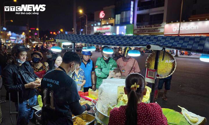 Điểm bán xôi mở bán từ 18h đến 21h là hết hàng.