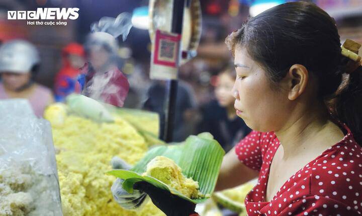 Xôi được gói cẩn thận bằng lá chuối.