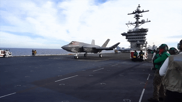 'Một tiêm kích F-35C từ chiến hạm Abraham Lincoln đã bắn rơi máy bay không người lái (UAV) Iran, nhằm mục đích tự vệ và bảo vệ tàu sân bay cùng nhân sự trên tàu', Tim Hawkins, phát ngôn viên Bộ tư lệnh Trung tâm (CENTCOM), cho biết hôm 3/2. CENTCOM là cơ quan phụ trách hoạt động của quân đội Mỹ ở Trung Đông.