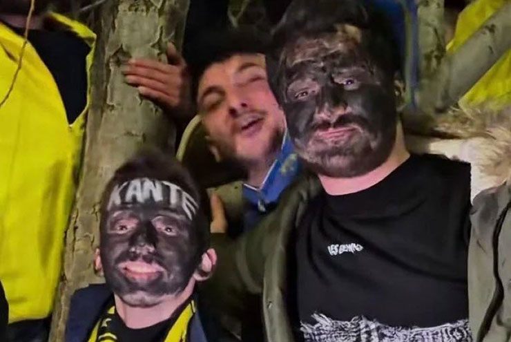 2 trong số các CĐV Fenerbahce bôi đen mặt đi đón Kante