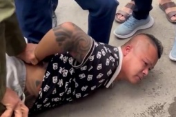 Tên cướp ngân hàng ném tiền vào xe rác khi tháo chạy