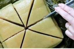 Bóc bánh chưng nếu thấy hiện tượng này, đừng cố ăn kẻo "mua" thêm bệnh vào người