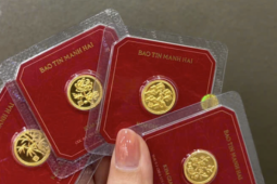 Giá vàng biến động mạnh, xuất hiện tình trạng "mua vàng trên giấy" ở TPHCM