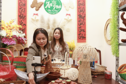 Cả xã xuyên đêm livestream bán hàng Tết