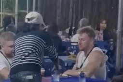 Đi qua đám tang, khách Tây tưởng nhà hàng liền vào gọi đồ và cái kết