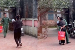 Xúc động khoảnh khắc anh bộ đội lao đến ôm vợ và con sơ sinh trong ngày trở về